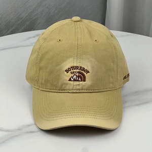 Détail de la casquette en coton kaki avec broderie 1977 et visière à effet usé pour un style rétro