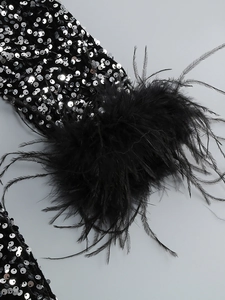 Détail des manches avec paillettes noires et plumes d'autruche pour robe de soirée