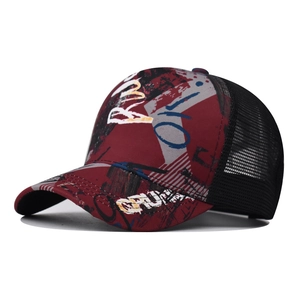 Outdoor baseballpet met bordeauxrode graffiti-canvas en zwarte ademende mesh-achterkant