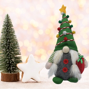 Détail d'un gnome de Noël avec chapeau sapin vert et étoile sur fond bokeh chaleureux