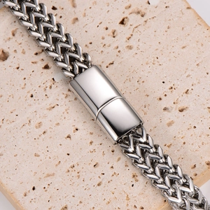 Collier cubain en argent avec fermoir magnétique rectangulaire sur fond de pierre