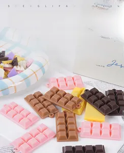 Vue détaillée de pendentifs miniatures en résine de chocolat avec des petits anneaux de suspension