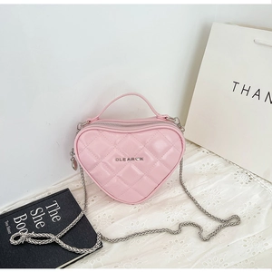 Dettaglio della borsa trapuntata rosa a forma di cuore con logo e catena
