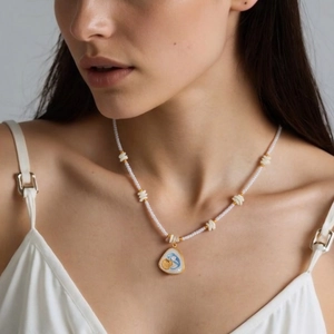 Élégant collier de perles en acier inoxydable avec pendentif triangle émaillé bleu