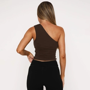 Vista posteriore del crop top marrone monospalla con dettagli drappeggiati e vestibilità