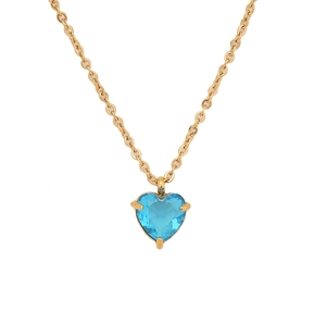 Goldene Halskette mit einem herzförmigen blauen Edelsteinanhänger auf weißem Hintergrund