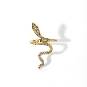 Vue détaillée d'une bague serpent plaquée or avec des pierres de zircone micro-pavées
