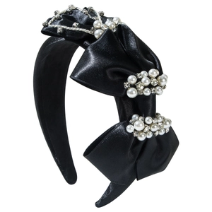 Serre-tête élégant en satin noir avec nœuds, perles blanches et détails en cristal