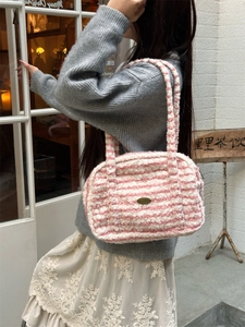 Sac Boston en peluche à rayures roses et blanches avec logo en métal pour l'automne-hiver