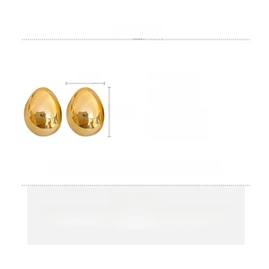 Vue détaillée des boucles d'oreilles ovales dorées avec dimensions et détails de l'alliage