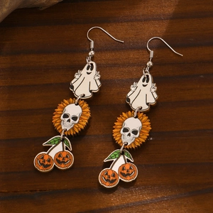 Λεπτομέρεια από ξύλινα σκουλαρίκια Halloween με σχέδια φαντάσματος, νεκροκεφαλής και κολοκύθας