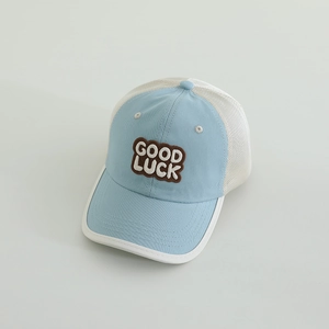 Detail der blau-beigen Mesh-Baseballkappe mit Good Luck-Stickerei und weißer Paspel