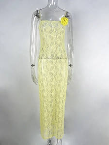 Detail eines gelben Spitzenkleides mit 3D-Blumenakzent und transparenter Textur