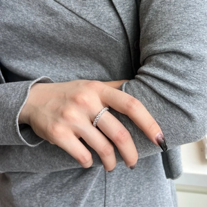 Close-up of an S925 sterling silver ring with clear round-cut cubic zirconia on a model