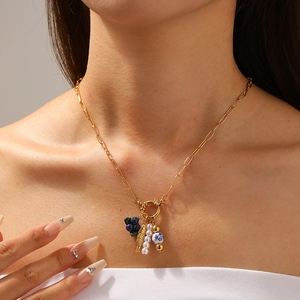 Collier chaîne trombone doré avec perles bleues, pendentif poisson et perle pour femme