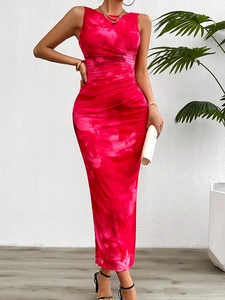 Détail d'une robe longue tie-dye rose sans manches avec des plis élégants et coupe slim