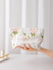 Beauty case floreale in cotone con trama a pois 3D tenuto in mano stile elegante