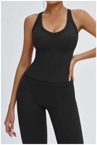Détail d'un ensemble de yoga noir comprenant un débardeur dos nageur et un legging stretch