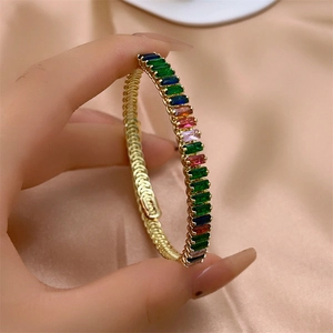 Bracelet ajustable en zircons arc-en-ciel avec anneau à ressort plaqué or pour femme