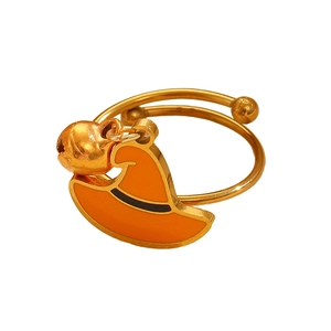 Detalle de anillo ajustable de Halloween con sombrero de bruja naranja y cascabel