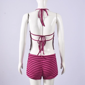 Detail von gestreiftem Strickset mit rückenfreiem Neckholder-Top und Shorts auf Schaufensterpuppe
