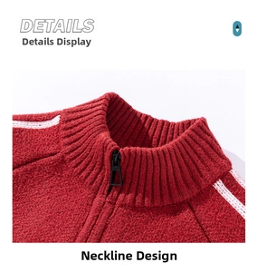 Nahaufnahme der roten Strickjacke mit hohem Stehkragen und schwarzem Metallreißverschluss