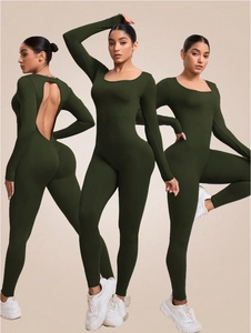 Detail eines dunkelgrünen gerippten Yoga-Bodysuits mit Rückenausschnitt für Fitness