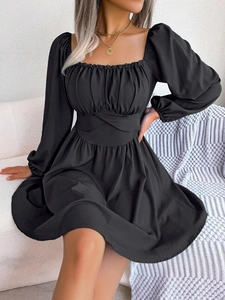 Robe noire de style français à col carré avec taille croisée et manches bouffantes