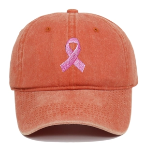 Détail de la broderie ruban rose sur casquette de baseball en coton délavé orange vif