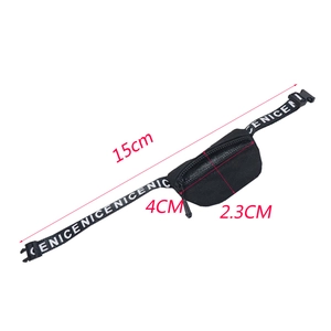 Détails du sac banane noir pour poupée avec dimensions de 15cm et sangle réglable
