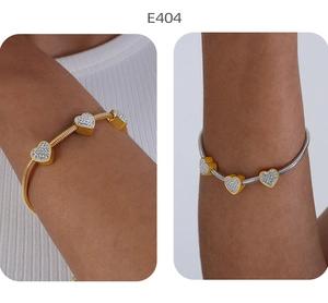 Vue détaillée des bracelets en maille serpent or et argent avec breloques cœur pavées