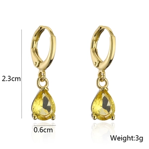 Detailansicht der goldenen Tropfenohrringe mit gelbem Zirkon und Maßangaben