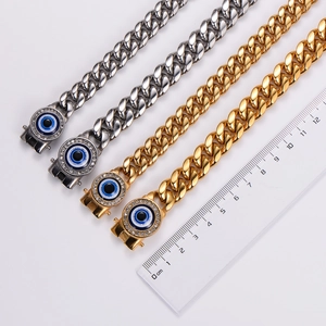 Dettaglio di catene cubane evil eye in acciaio inossidabile con righello graduato.