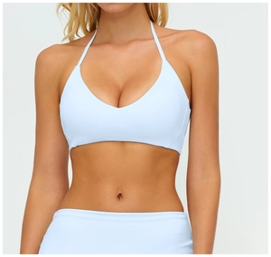 Nahaufnahme des hellblauen Halter-Sport-BHs mit Hohlrücken und angerautem Stoff-Detail