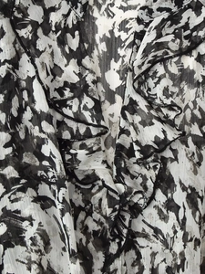 V-Ausschnitt-Detail mit Schwarz-Weiß-Druck und Rüschen aus Chiffon-Gewebe