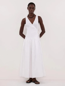 Robe longue en coton blanc à col en V minimaliste, sans manches avec détail de ceinture