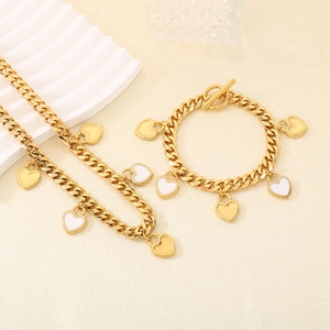 Détail de l'ensemble chaîne cubaine plaqué or 18K avec pendentifs cœurs émaillés