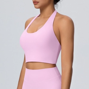 Vista laterale del reggiseno sportivo rosa con scollo all'americana e leggings sul modello