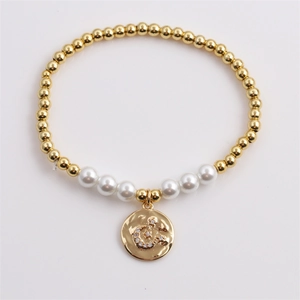 Bracelet en perles plaqué or avec un pendentif céleste représentant la lune et les étoiles