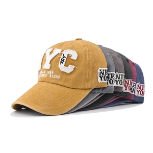 Détail de casquettes de baseball NYC en coton délavé empilées en plusieurs couleurs