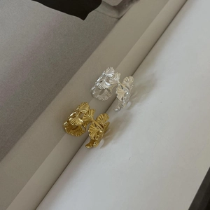 Detail von 925er Sterlingsilber Ginkgo-Blatt-Ringen in Gold und Silber mit Adertexturen