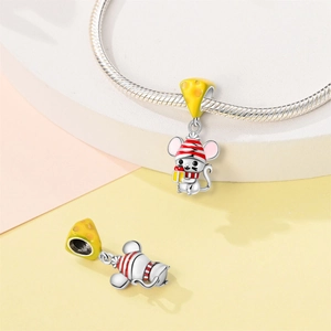 Dettaglio charm topo in argento con cappello a righe rosse e confezione regalo dorata