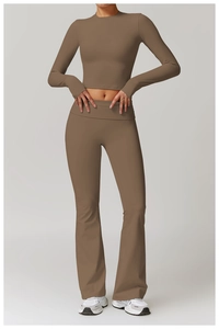 Détail du pantalon de yoga taille haute et haut court à manches longues marron