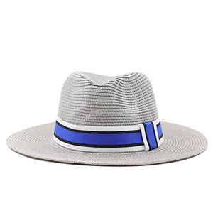 Chapeau de soleil classique en paille gris clair avec ruban rayé pour la plage en plein air