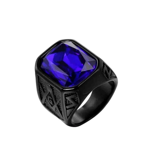 Dettaglio dell'anello vintage in acciaio nero con grande gemma blu rettangolare