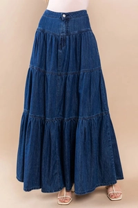Dettaglio di una gonna lunga in denim blu scuro con struttura a balze a più livelli
