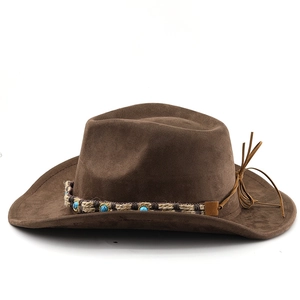 Détail du chapeau de cowboy en daim avec ruban de perles turquoise et pompons en cuir