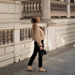 Trench-coat court kaki moderne avec double boutonnage pour un look urbain chic et classique