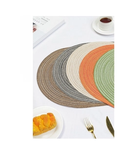 Dettaglio di tovagliette ovali intrecciate in cinque colori resistenti al calore