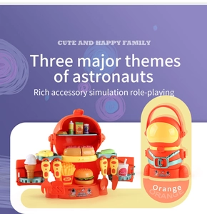 Set gioco astronauta pieghevole con banco arancione e accessori alimentari finti